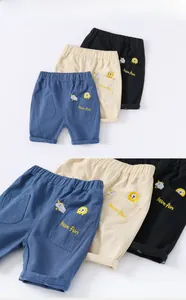 Détails de broderie lion et texte have fun sur les poches de short en coton enfant