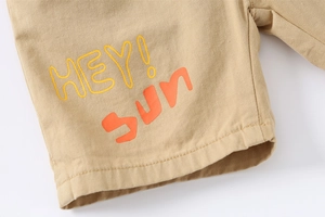 Détail du short pour garçon en coton kaki avec imprimé 'HEY! SUN' et texture sergé