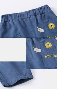 Détail du short enfant en coton bleu avec broderie animale et taille élastique souple