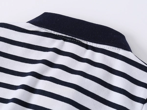 Dettaglio della polo in cotone a righe blu navy con cuciture del colletto a costine