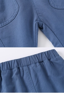 Détails du short bleu en coton avec taille élastique et coutures renforcées