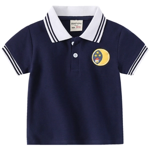 Polo classica blu navy per bambini con colletto bianco e stemma ricamato sul petto