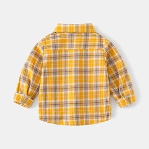 Vue arrière à plat de la chemise à carreaux jaune et blanc en coton pour enfants