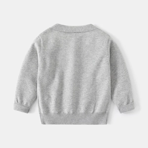 Dettaglio del tessuto a maglia grigio chiaro con polsini e orlo a costine su maglione