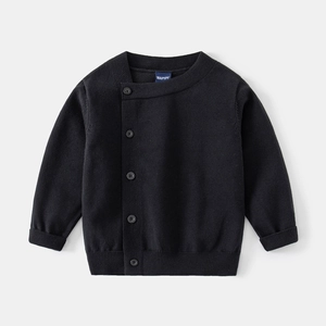 Cardigan nero in maglia per neonati con chiusura asimmetrica e polsini a coste