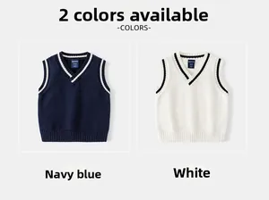 Détail du col en V rayé sur les pulls sans manches en tricot bleu marine et blanc