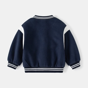 Vista posteriore della giacca da baseball bimbo blu navy con inserti bianchi spalla