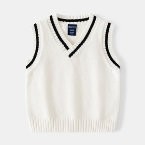 Détail d'un pull sans manches blanc avec col en V et rayures bleu marine de style académique
