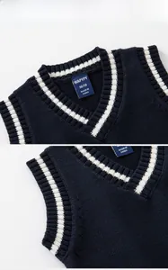 Détail du gilet en maille pour enfant avec col en V et bordures côtelées rayées bleu et blanc