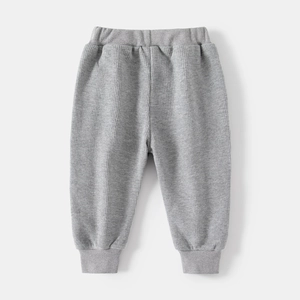 Détail du jogging gris en maille gaufrée avec taille élastique et texture pour garçons