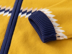 Détail de gilet pour garçon avec motifs losanges géométriques et poignets côtelés