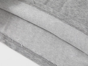 Gros plan sur les coutures plates de qualité sur tissu polo en coton gris chiné