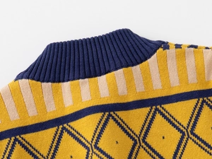 Détail du col en tricot pour garçon avec bordure bleu marine et motifs géométriques moutarde