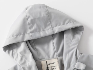 Détail de la veste polaire pour enfant montrant la doublure et les coutures lisses