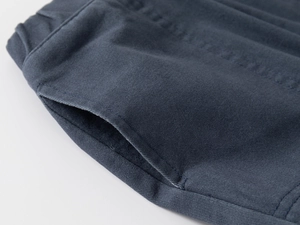 Détail du pantalon en sergé de coton bleu foncé avec taille élastique et coutures renforcées