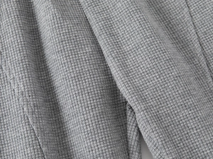Gros plan de la texture gris gaufre du pantalon de sport pour garçons en coton doux tricoté