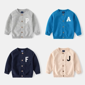 Ensemble de cardigans tricotés pour enfants en quatre couleurs avec col rond brodé