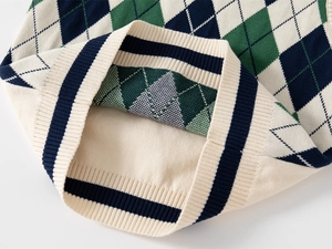 Dettaglio del gilet in maglia per bambini con motivo a rombi e bordo a coste