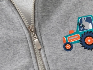 Détail d'un sweat à capuche gris pour enfant doublé polaire avec motif lapin tracteur
