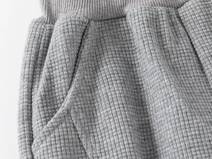 Détail de la texture gaufre gris foncé et taille élastique du pantalon pour garçons