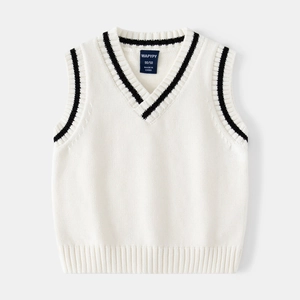 Gilet classique en tricot crème pour garçon avec col en V et bordures rayées noir et blanc