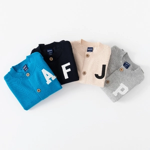 Gilets en tricot pour enfants en quatre couleurs avec écussons et boutons en bois