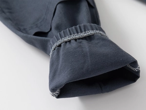 Vue détaillée du revers élastique bleu foncé pour pantalon enfant avec surpiqûres
