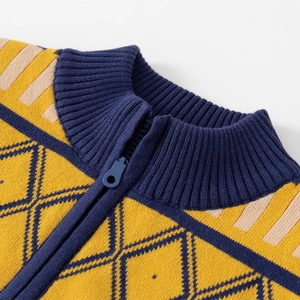 Pull en maille pour garçon avec motif losanges et demi-zip sur col montant jaune
