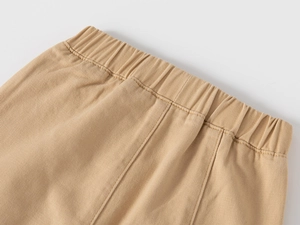 Dettaglio dei pantaloni in cotone kaki con vita elastica e cuciture di alta precisione