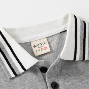 Polo à manches longues pour enfant en gris avec col rayé et tissu en coton respirant doux
