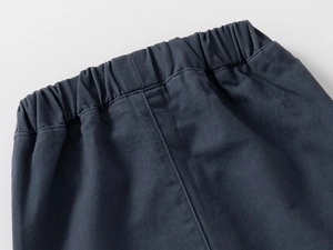 Détail du pantalon pour enfants bleu avec ceinture élastique et coutures de haute qualité