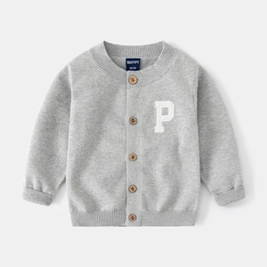Gilet en maille gris clair pour enfant avec col rond, boutons en bois et patch P