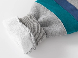 Détail des poignets côtelés et doublure polaire blanche épaisse sur sweat enfant