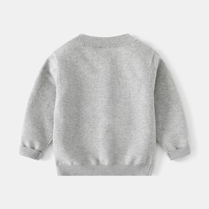 Vue à plat du dos d'un pull en tricot gris clair pour bébé avec poignets et ourlet côtelés