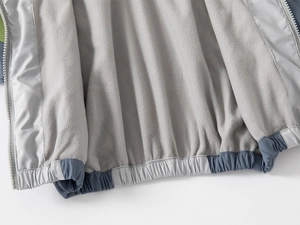 Détail de la doublure polaire grise chaude et de l'ourlet élastique de la veste enfant