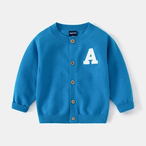 Détail du cardigan en tricot bleu avec boutons en bois et patch lettre A en chenille