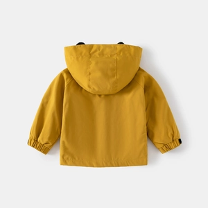 Détail de la veste à capuche jaune pour enfants avec oreilles d'ours et poignets élastiques