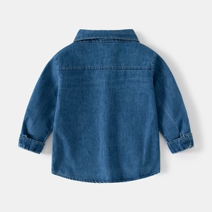 Vista posteriore di una camicia di jeans blu per bambini con carré e colletto classico