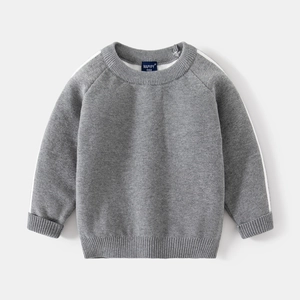 Pull gris à col rond pour garçons avec rayures blanches latérales et poignets côtelés