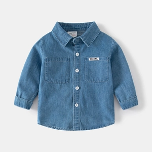 Camicia in denim blu a maniche lunghe per bambini con taschini e bottoni frontali