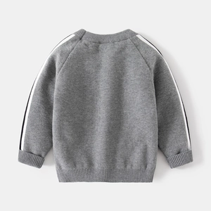 Détails du pull en tricot gris montrant les bords-côtes et les rayures des manches