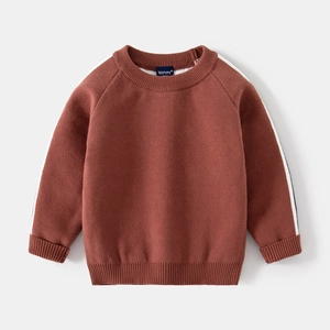 Pull en maille enfant rouge rouille avec rayures blanches sur les manches et col rond