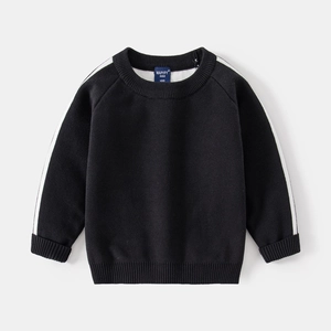 Pull en tricot noir pour enfants avec rayures blanches aux épaules et bords-côtes