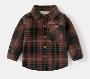 Détail de chemise à carreaux doublée pour enfant avec boutons en bois et étiquette col
