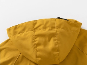 Gros plan détaillé de la capuche d'une veste à capuche pour enfant jaune moutarde