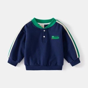 Detail of kids navy sweatshirt with green ribbed collar and amicable alligator embroidery