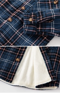Détail d'une chemise à carreaux pour garçon avec doublure polaire chaude