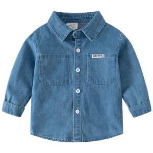 Camicia classica in denim a maniche lunghe per bambini con bottoni bianchi e taschini