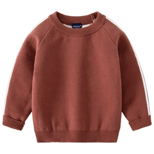 Pull en maille rouge brique pour garçon avec des rayures blanches sur les manches