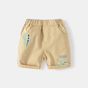 Détail du short enfant kaki avec imprimé crocodile et taille élastique ajustable